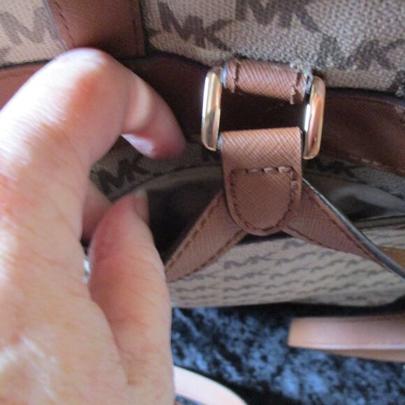 02 Michael Kors MK Signature Center Stripe Tan/Umber Cindy Backpack #38S0CIJB7V - Picture 3 of 7